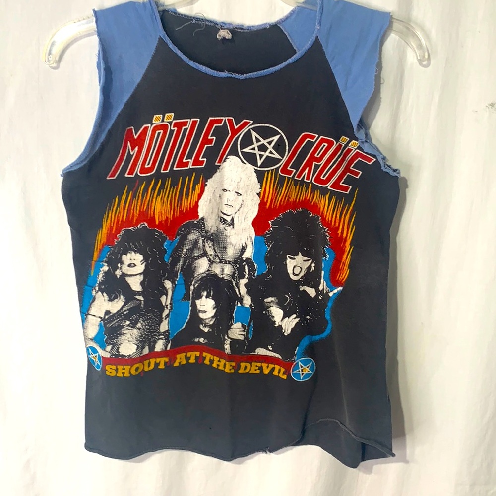 VINTAGE Motley Crew t-shirt shout at the devil